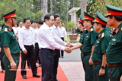 National Assembly (NA) Chairman Tran Thanh Man meets with representatives of Division 9 under Army Corps 34 in Ho Chi Minh City on March 3 (Photo: VNA) 
