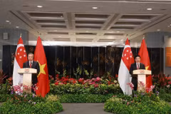 During his official visit to Singapore, Party General Secretary To Lam and Singaporean Prime Minister and Secretary-General of the People’s Action Party (PAP) Lawrence Wong announce the elevation of bilateral relations to a Comprehensive Strategic Partnership at a press meeting following their talks on March 12, 2025. (Photo: VNA)