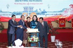 Vietnamese Vice President Vo Thi Anh Xuan, Lao Vice President Pany Yathotou, together with other delegates, cut a cake celebrating Vietnam’s National Day. (Photo: VNA)