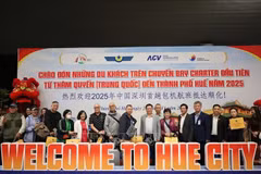 A ceremony is held on November 29 evening to welcome passengers on the first charter flight from Shenzhen, China to Hue. (Photo: VNA)