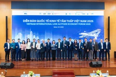 Participants pose for a photo at the Vietnam Low-Altitude Economy Forum 2025 in Hanoi on November 14. (Photo: VietnamPlus)