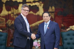 Prime Minister Pham Minh Chinh (R) welcomes Antoine Colin, HP Senior Vice President for Global Supply Chain Digital Transformation & Resilience (Photo: VNA)
