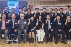Participants pose for a group photo at the roundtable held by the Vietnamese Consulate General in Busan (Photo: VNA)
