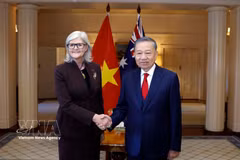 Party General Secretary and President To Lam (R) and Australian Governor-General Sam Mostyn at the official welcome ceremony. (Photo: VNA)