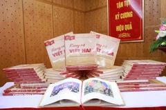 Display of the book titled “Radiant Vietnam – Milestones of achievements during the 13th National Party Congress term” (Photo: baochinhphu.vn)