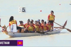 The Vietnamese women's dragon boat team win the gold medal in the 10-person 200m race at the 33rd SEA Games (Photo: The thao Viet Nam)