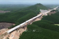 Construction of an overpass on the Van Ninh - Cam Lo expressway. (Photo: VNA)