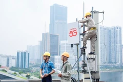 Viettel workers install a 5G base station. (Photo: VNA)
