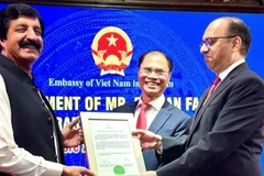 Vietnamese Ambassador to Pakistan Pham Anh Tuan (middle) presents the decision to appoint Rizwan Fareed (right) as Honorary Consul in Lahore under the witness of Punjab Governor Sardar Saleem Haider Khan (Source: Vietnamese Embassy in Pakistan)