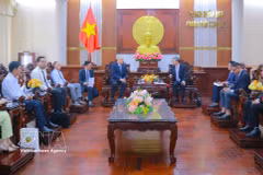 An overview of the working session between the Kazakh delegation and the Can Tho City People's Committee on July 16. (Photo: VNA)