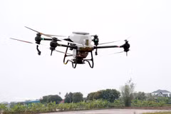 The Nam Dai Duong youth cooperative, based in Nghia Hung commune of Ninh Binh province, uses unmanned aerial vehicles for rice seeding. (Illustrative photo: VNA)
