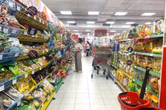 A consumer shops at a GO! supermarket in Tan My ward, Ho Chi Minh City. (Photo: VNA)