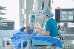 Medical staff at Cho Ray Hospital in Ho Chi Minh City cares for and treat the victim. (Photo published by VNA)