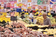 Consumers buy fruit at a supermarket in Vietnam. (Photo: VNA)