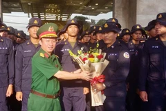 Colonel Nguyen Dinh Chuan, Political Commissar of the Binh Duong provincial Military Command (left), presents flowers to the Cambodian delegation. (Photo: VNA)