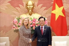 National Assembly (NA) Vice Chairman Le Minh Hoan (R) shakes hands with Mariam J. Sherman, World Bank Country Director for Vietnam, Cambodia and Laos. (Photo: VNA)