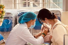 A child is given vitamin A at a medical station in Cua Nam ward, Hanoi. (Photo: VNA) 