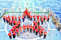 Overseas Vietnamese on a trip to visit soldiers and residents on Truong Sa island (Photo: VNA)