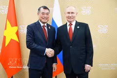 Prime Minister Le Minh Hung (L) and Russian President Vladimir Putin (Photo: VNA)