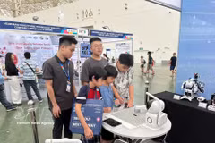 Children take part in an interactive experience programme for visitors at IBTE Hanoi 2026. (Photo: VNA)