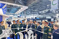 Vietnamese delegates visit a booth at the Eurosatory 2026. (Photo: VNA)