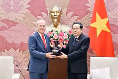 National Assembly Chairman Tran Thanh Man presents a souvenir to Canadian Ambassador to Vietnam Jim Nickel. (Photo: VNA)