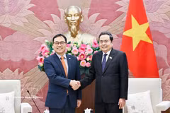 NA Chairman Tran Thanh Man (R) and outgoing RoK Ambassador to Vietnam Choi Young Sam (Photo: VNA)
