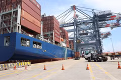 The CMIT deep-water port in the Cai Mep - Thi Vai area, Tan Phuoc ward, Ho Chi Minh City, can accommodate container ships with a deadweight tonnage of up to 214,121 DWT. (Photo: VNA)