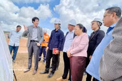 Vice President of Lao National Assembly (NA) Sounthone Xayachak and her delegation at the site of the Dakcheung bauxite mining and alumina processing complex in Dakcheung district, Laos’ Xekong province, on May 23. (Photo: VNA)
