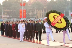 Leaders pay tribute to President Ho Chi Minh at his mausoleum in Hanoi on December 20. (Photo: VNA)