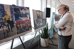 A visitor to the exhibition. (Photo: VNA)