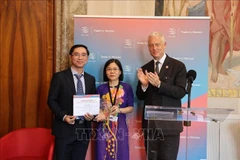 Trinh Thu Huong (C), Director of the WTO Chairs Programme of FTU at the awards ceremony. (Photo: VNA)