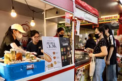 A stall offering discounted combo meals of bread and drinks at the fourth Banh mi Festival in Ho Chi Minh City on April 23 (Photo: VNA)