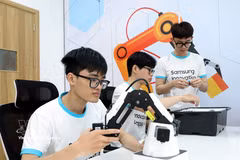 Students take part in a high-tech practical session under the Samsung innovation campus programme at the Vietnam–Korea College of Technology in Bac Giang. (Photo: VNA)