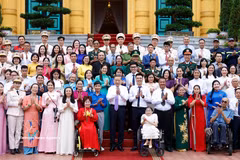 Party General Secretary and State President To Lam and 100 individuals featured in Vietnam Television (VTV)'s “Viec tu te” (Good Deeds) programme at the meeting in Hanoi on June 10 (Photo: VNA)