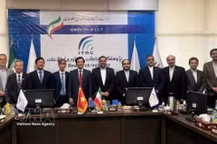 Vietnamese Ambassador to Iran Nguyen Luong Ngoc (fifth from left) meets with representatives from Iran’s ICT Research Institute. (Photo: VNA)