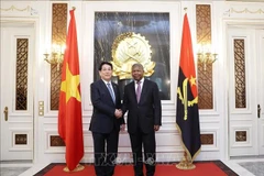 Angolan President João Manuel Gonçalves Lourenço (R) welcomes State President Luong Cuong. (Photo: VNA)