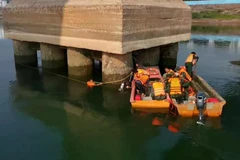 The military command of the northern province of Hoa Binh safely removes 18 artillery shells left from the war on January 17 (Photo: VNA)