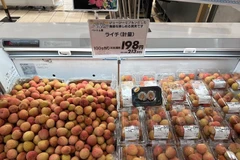 Fresh Vietnamese lychees are being sold at an Aeon supermarket in Japan. (Photo: VNA)