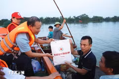 Bac Ninh provincial Red Cross representatives visit and present gifts to residents in Tien Luc, My Thai and Ngoc Thien communes. (Photo published by VNA)