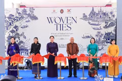 From right: Vietnamese National Assembly Vice Chairwoman Nguyen Thi Thanh (2nd), President of the National Assembly and Speaker of the House of Representatives of Thailand Sophon Zaram (3rd), and other delegates jointly cut the ribbon to officially open the exhibition entitled "Woven Ties – 50 Years of Thailand–Vietnam Diplomatic Relations" at the Vietnamese Women's Museum in Hanoi on August 6, 2026. (Photo: VNA)