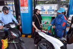 Vietnam cuts retail fuel prices on August 6. (Photo: VNA)