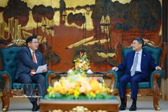 PM Le Minh Hung (R) meets with outgoing Malaysian Ambassador Tan Yang Thai on August 6. (Photo: VNA)