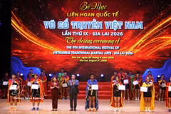 The organising committee presents awards to outstanding martial artists at the festival. (Photo: VNA)