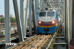 A train crossing Duong River (Photo: VNA)