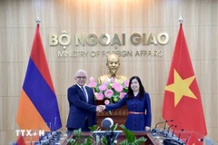 Deputy Minister of Foreign Affairs Le Thi Thu Hang (R) and her Armenian counterpart Mnatsakan Safaryan at the Vietnam – Armenia political consultation in Hanoi on October 27. (Photo: VNA)