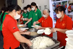 Members of a volunteer group in Thien Truong ward and students from Nguyen Khuyen High School prepare meals to donate to patients (Photo: VNA)