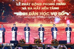 Prime Minister Pham Minh Chinh (third from right) and delegates launch the “Digital literacy for all” movement. (Photo: VNA)