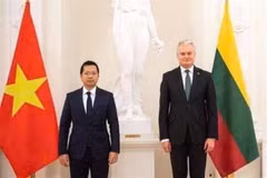 Vietnamese Ambassador to Poland and Lithuania Ha Hoang Hai (left). (Photo: published VNA)