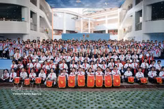 Participants of the 2026 Vietnam – China children’s exchange programme pose for a group photo (Photo published by VNA)